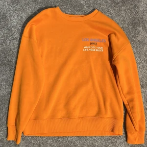 Orange hoodie - En orange tröja från New Yorker. Använd ca tre gånger. 