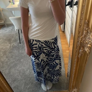 Långkjol - Så fin och unik långkjol från hm, köpt förra året! Kjolen är i bra skick och nästan aldrig använd. Skriv för fler bilder eller frågor❤️