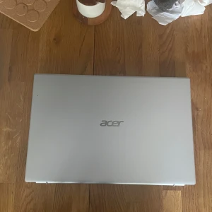 Dator - Helt fungerande dator och som är knappt att år gammal. Model: Accer Aspire A315-58. Sparsamt använd så i helt nytt i princip. Mitt pris är 4000kr prutat och klart och om man skulle köpa denna helt nu från t.ex elgiganten så ligger den på 6995kr.