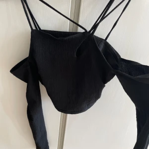 Hanna schönberg x nakd - Säljer denna supersnygga Hanna schönberg x nakd topp som ej säljs längre 