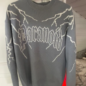 Stickad tjock tröja🩶 - En tjock stickad tröja från New Yorker som är riktigt mysig! Säljer för jag rensar ur min garderob🥰 