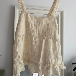 topp Kappahl - En krämvit topp med volanger från Kappahl i fint skick, knappt använd 🌸 storlek S