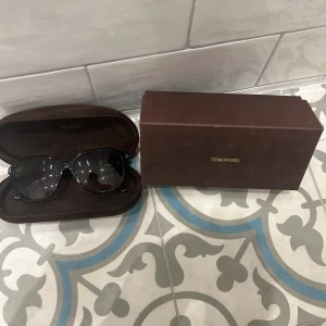 Tom ford solglasögon  - Tom ford solglasögon till sommarn  Snygga och i helt perfekt skick aldig använda och tonade glas. Säljer åt mamma