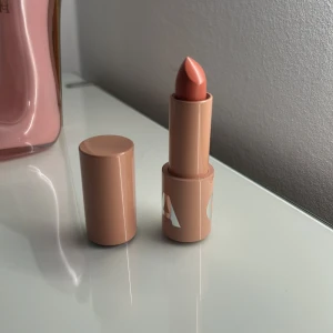 Caia läppstift  - Aldrig använt  Färgen Adore You Nypris: 225kr 