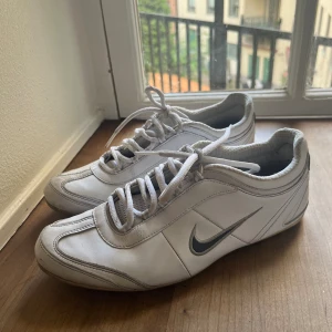Vintage y2k Nike sneakers - Ett par skitnsygga vintage sneakers från Nike, bra skick och perfekta till sommaren☀️ Säljer bara pga fel storlek 