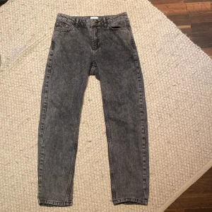 Grunt jeans - Säljer mina grunt jeans riktigt schyssta till sommaren. Hör av er vid funderingar. Vet ej storlek men tror 30 i längd och typ 27-28 midjan.