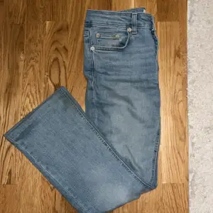 Säljer mina fina lågmidjade jeans i bootcut då dem inte kommer till användning. Dem är omsydda i längden, skriv privat för fler bilder ❤️ Pris kan absolut diskuteras ❤️