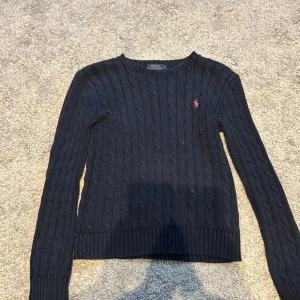 Ralph lauren  - Jätte fin tröja i blekblå/marinblå finns några små fläckar men syns inte om man inte tittar nära. I storlek S men passar XS också!  