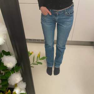 Jättefina och fräscha jeans perfekt till sommaren! Levi's från Zalando. Den här modellen säljs int eländet där. Den heter Low Pitch. Medelhög midja. W28. Jag är 168 cm lång. Innerbenslängden är 80 cm. Rak modell. Nästan nya, använda väldigt sällan.