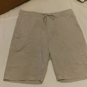 Linneshorts - Säljer mina beiga linneshorts från hm. Mycket bra skick knappt använda. Perfekta nu till sommaren. 
