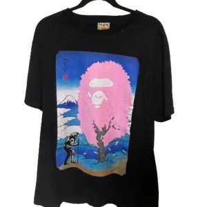 bape t-shirt  - Hej! Säljer min japanska bape t shirt, har tröttnat på den. Använt ett par gånger men inga skador på själva plagget. Bra skick! (OBS: REPLIKA)