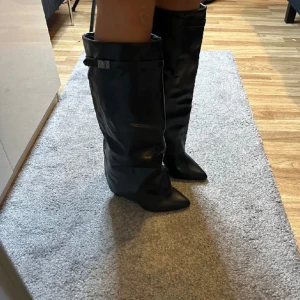Over knee heeled boots - Så fina boots som jag köpte på Plick men inte kommit till användning, hon jag köpte dem av hade köpt i fel storlek så dom är aldrig använda, strl 40 men passar mig med 39. Klacken: 4”heel, köpta för 800