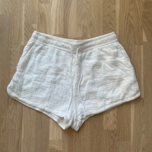 Vita shorts  - Jättefina och helt oanvända, typ bäckebölja material. 