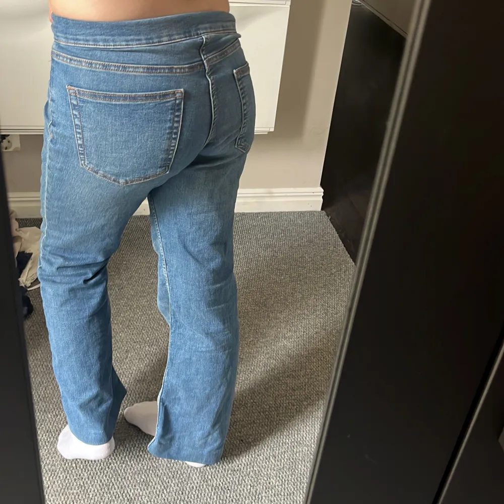 Snygga jeans från hm, aldrig använt. Jag har sytt upp jeansen längst nere men det syns ingenting.. Jeans & Byxor.