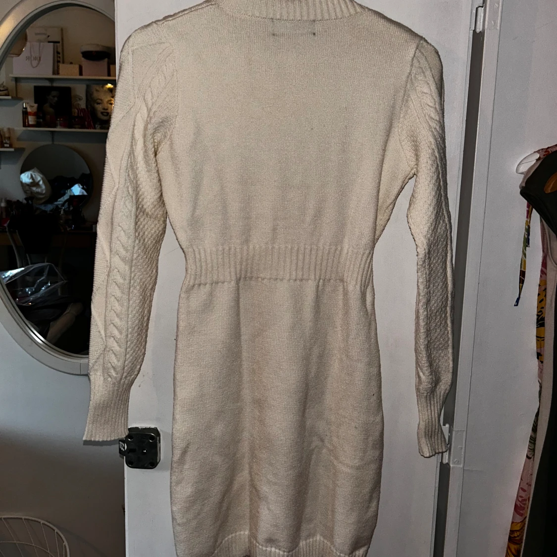 Vir stickad klänning med guldknappar - 90