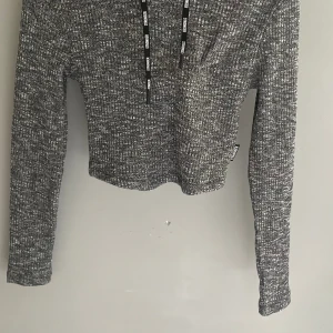 Kort, tight & snygg träningströja från Stronger💪🏼 - Här har vi en superfin grå/vit tröja som passar perfekt att ha över träningströja/BH. Den har även en snygg luva! Jag älskar denna men säljer pga har en till i en annan färg💗💪🏼