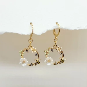 Handgjorda örhängen  - Handgjorda örhängen ● Material- rostfritt stål, plastik ●Örhängeskrokar - rostfritt stål ●Längd -4,5cm 