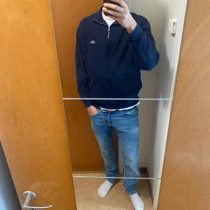 Mörkblå Lacoste halfzip - Marin blå halfzip från Lacoste avvänd få tal gånger, sitter bra ovedersägliga väldigt bra ut säljer den då jag inte använder den längre. Skriv om du undrar något. Köpt för 1200