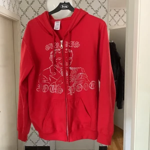 Youspoo zip hoodie röd - Tror inte man kan få tag på längre, fint skick, tror alla rhinestones är kvar. Säljer pga för liten.