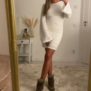 Vit klänning  - Jättefin vit klänning. Perfekt till studenten eller bara en sommardag. Använd Max 2 gånger