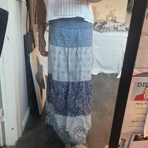 Långkjol  - Super fin långkjol som passar perfekt till sommaren, super bra skick 💕