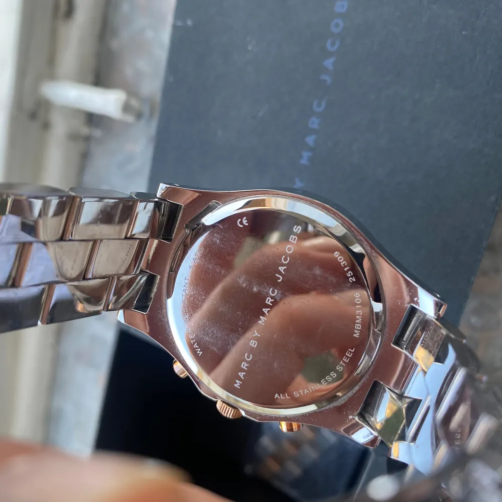 MBM3106 Henry Chrono Silverfärgad/Roséguldstonat stål Ø4mm Nypris 3400 kr. Asusteet.