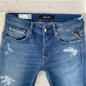 Säljer nu dessa feta Replay Grover Jeans i storlek 29/34🤩 Jeansen är lite stretchiga och i väldigt bra skick🙌🏻 Pris kan diskuteras, skriv vid frågor eller funderingar 💯