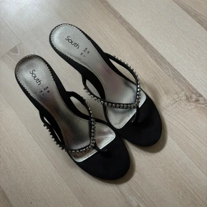 Klackskor  - Väldigt fina klackskor med ganska låg klack, i storlek 40. Nästan som nya. Kom privat för mer bilder💕