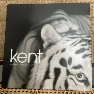 Kent vinyl, VAPEN OCH AMMUNITION  - Säljer nu denna fantastiska skiva i desperat behov av pengar. Köpte skivan på Bengans för ca 1 år sedan. Nypris 450kr. Whitepress Limited edition