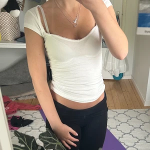 Snygg Nelly topp - Säljer nu denna snygga Nelly topp pga det var inte min stil. Har använt den en gång så den är i nyskick. Kostade 200 kr.  😊