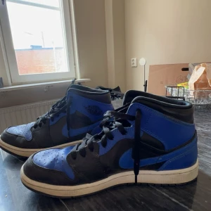 Jordens  - JORDAN 1 MID "HYPER ROYAL" till salu använde ganska länge cirka 1 år vid intresse kontakta 