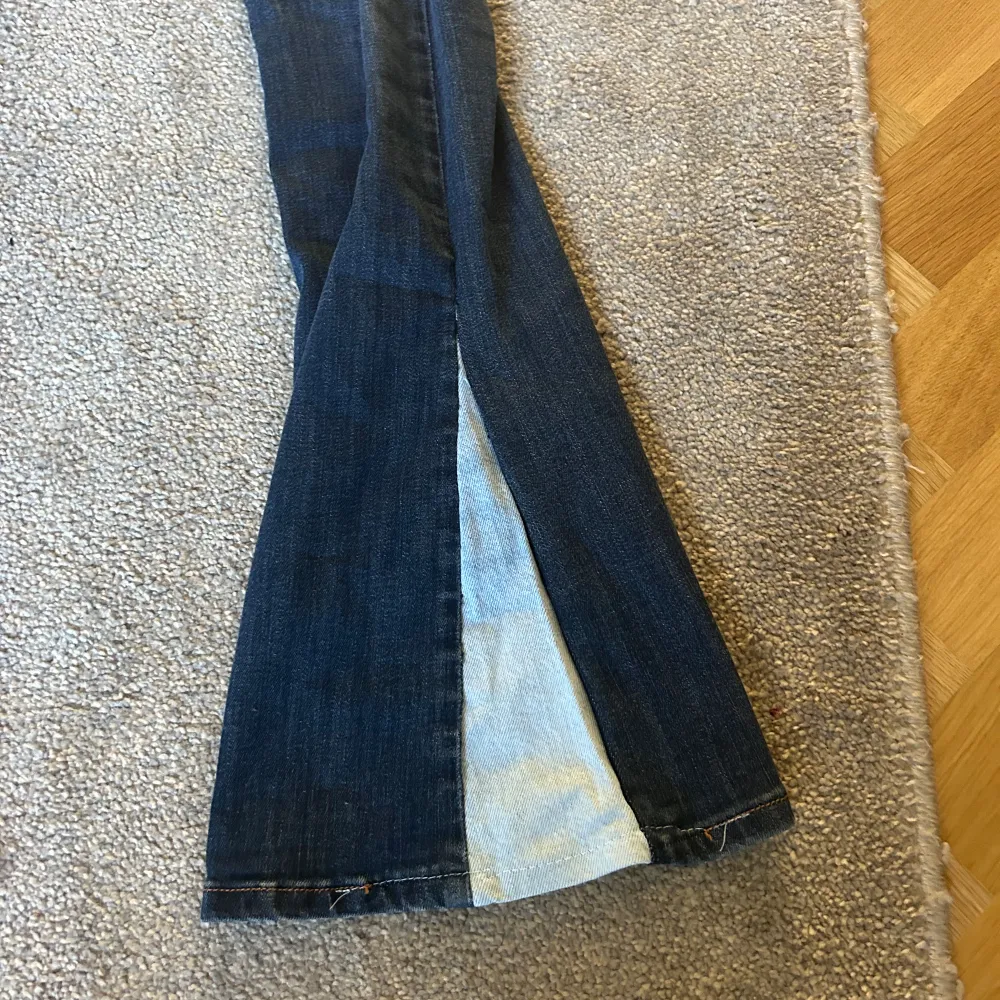 Low waist bootcut jeans, som jag själv sytt på tyg där nere, så snygga. Jeans & Byxor.