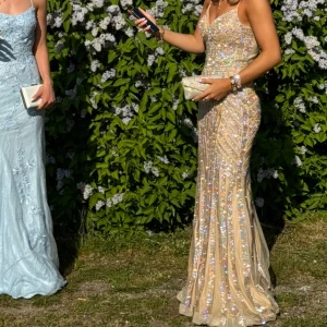 Balklänning  - Säljer nu min fantastiska balklänning, Har använt den en gång. Väskan kan ni få på köpet om ni vill💞