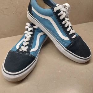 Vans - Nästan oanvända. Boxen följer inte med 