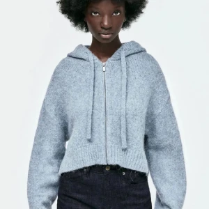 Stickad hoodie - Jätte fin och mysig, lite nopprig på vissa ställen annars bra skick