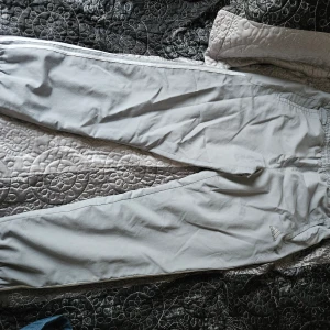 Adidas byxor - Täckbyxor/prassel, grå/blå. Stora i strl, passar lätt M också. Hela och fräscha