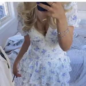 Blommig zara klänning  - INTRESSEKOLL på denna otroliga och efterfrågade klänning från zara som är perfekt inför sommaren. Köpt förra året på Plick men har aldrig använt den då den tyvärr är för stor på mig ❤️❤️