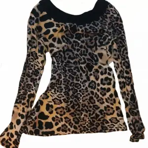 Gullig leopardmönstrad tröja som inte kommer till användning länge, inte speciellt använd, bra kvalitet. Skulle säga att den passar de flesta storlekarna eftersom den är stretchig 