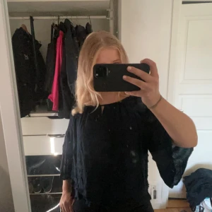 Härlig sommar topp - En marinblå volang topp, super fint skick! Använd köp nu!💕