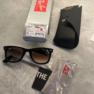Rayban Wayfarer  - Ett par riktigt snygga Wayfarer från Rayban. Helt nya och aldrig använda.