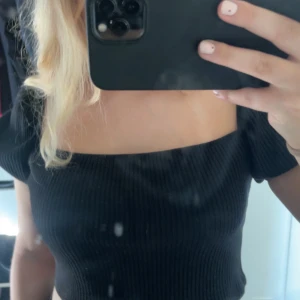 Svart topp - Svart topp ifrån H&M. Bra skick strl.M! Använd köp nu!💕