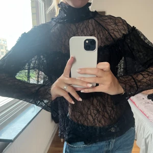 Spetsblus Custommade - Säljer denna fantastiska blus från Custommade. Så vacker och unik!  Använd få gånger, nypris 2 496kr ❤️‍🔥