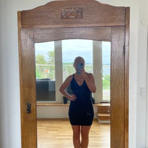 Svart stickad klänning  - Storlek S , jätte fint skick! Använd ca 3 gånger 