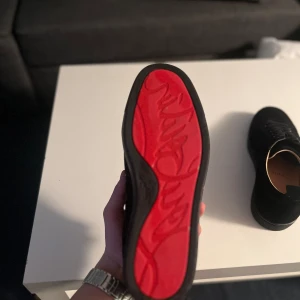 Christian Louboutin Svart - Tja, säljer ni dessa sparsamt använda loubs utan spikar i storlek 42 men passar 43. Pris kan diskuteras vid smidig affär.