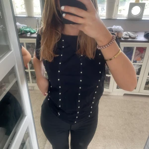 T-shirt med nitar - T-shirt med nitar från Zara storlek S. Säljer då den inte kommer till användning❤️❤️