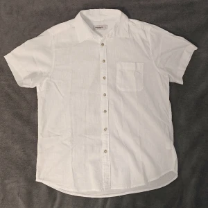 Dressmann Linneskjorta - Vit linneskjorta från Dressmann i storlek large. Helt ny och oanvänd. Perfekt till sommaren och kvalitativt material. Material: 55% Lin, 45% Bomull Det är bara att höra av sig vid minsta fundering eller fråga! ☀️🤝 Pris kan alltid diskuteras!