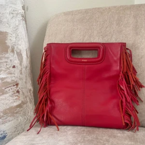 Röd maje väska  - SÅÅ snygg röd maje väska , är guld kedja & även ett rött band till. Även dustbag medföljer