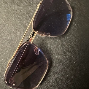 Solglasögon  - Solglasögon 🕶️ med guldram & utanpåliggande lila/blå lins. Riktigt snygga 🤩