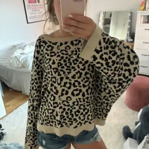 Cool stickad leopard tröja!