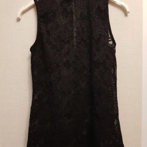 Syntet spets topp med halv polo strl S  - Syntet spets topp med halv polo strl S  Skick fint Tror den är från H&M lappen saknas tvätta i mild 30 maskin tvätt lr handtvätts programmet